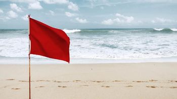 Para pasar unas vacaciones seguras en la playa es fundamental respetar las banderas de precaución. Para pasar unas vacaciones seguras en la playa es fundamental respetar las banderas de precaución.