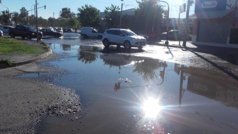 Se rompió un caño y hay caos de tránsito en el centro este