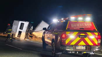 fuerte vuelco de un camion con acoplado tras esquivar a un ciervo en ruta 40 fuerte vuelco de un camion con acoplado tras esquivar a un ciervo en ruta 40