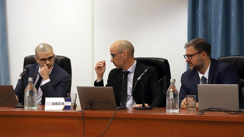 Los jueces Luciano Hermosilla, Juan Manuel Kees y Juan Guaita, del Tribunal que juzga la causa de estafa con planes sociales.