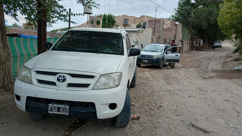 La Toyota Hilux también fue ubicada en la vía pública en Chos Malal. La Toyota Hilux también fue ubicada en la vía pública en Chos Malal.