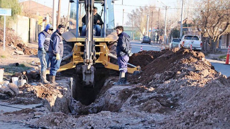 Centenario asfaltó calles pero no hizo algunas cañerías