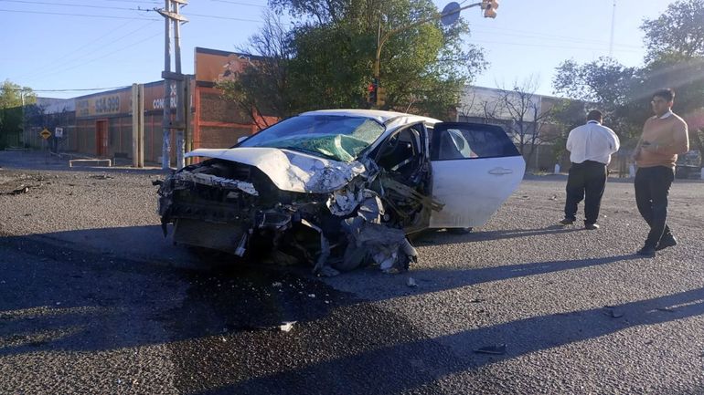 El Ford Focus resultó destruido tras el choque contra el colectivo. Su conductor pasó el semáforo en rojo