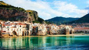 Pagan pasajes y hospedajes para ir a una isla paradisíaca