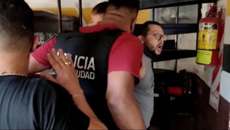 Se atrincheró en su restaurante, tomo policías de rehenes y amenazó con matarlos