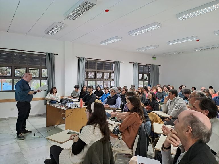 Más de 80 personas, entre estudiantes y público en general, asistieron el jueves pasado a la última clase dictada por Tkaczek. Más de 80 personas, entre estudiantes y público en general, asistieron el jueves pasado a la última clase dictada por Tkaczek.