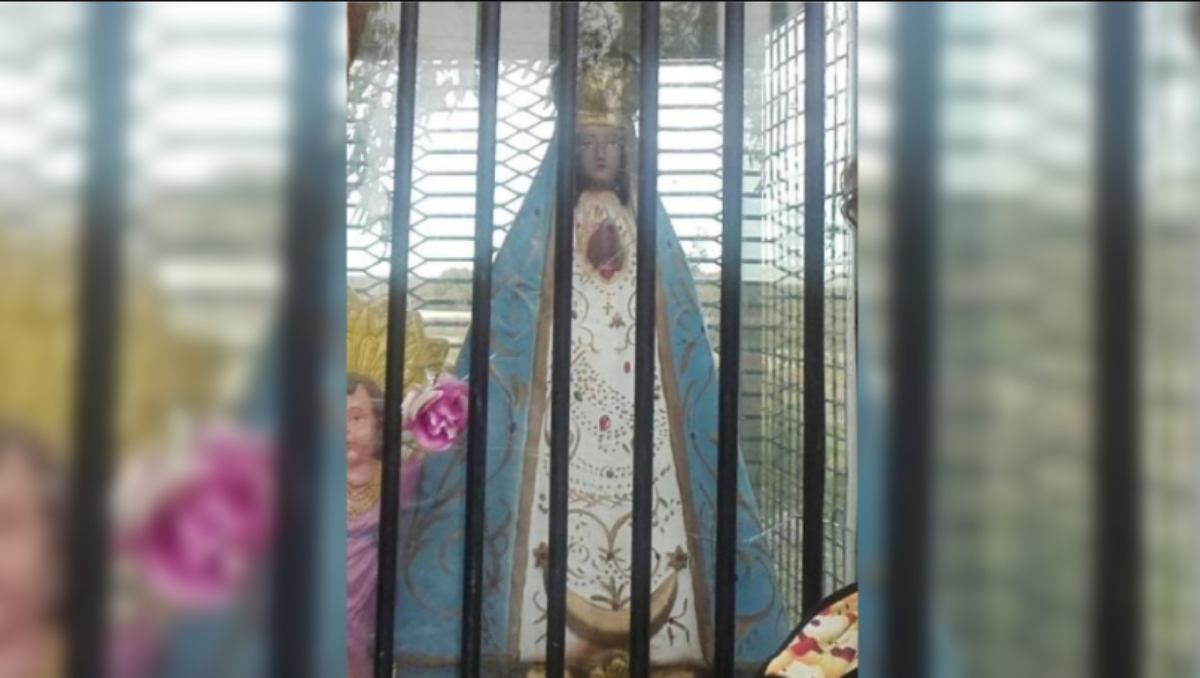 La Virgen del Valle estaba instalada en un pequeño santuario donde gente de Chubut iba a rezar, pedir y agradecer.
