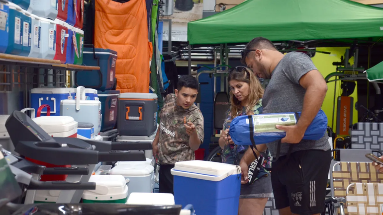 Por los precios, las familias de Neuquén eligen acampar este verano: ¿Cuánto sale armar un equipo de camping?