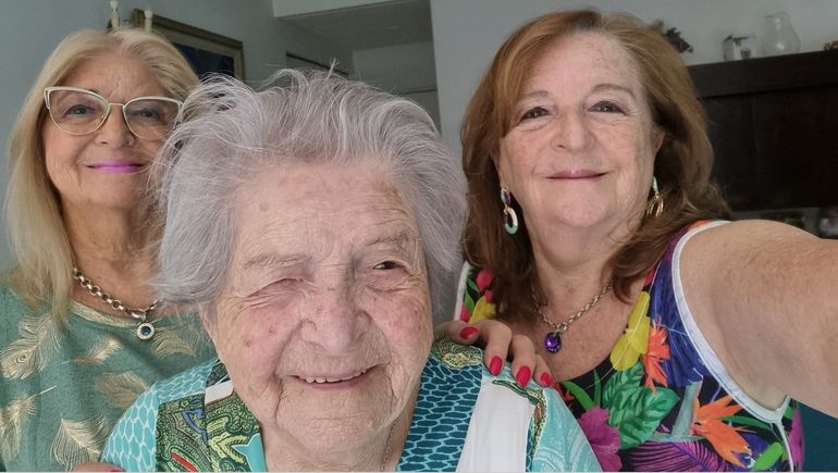 La Abuela Beatriz junto a dos de sus hijas.