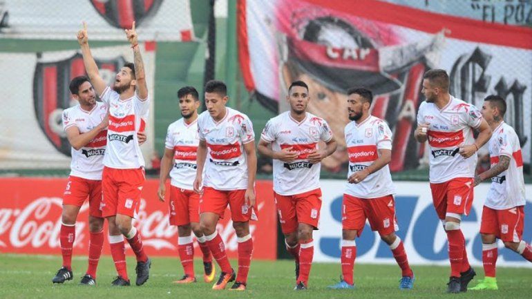 Perales festeja su gol en el batacazo del Gallito ante Patronato.