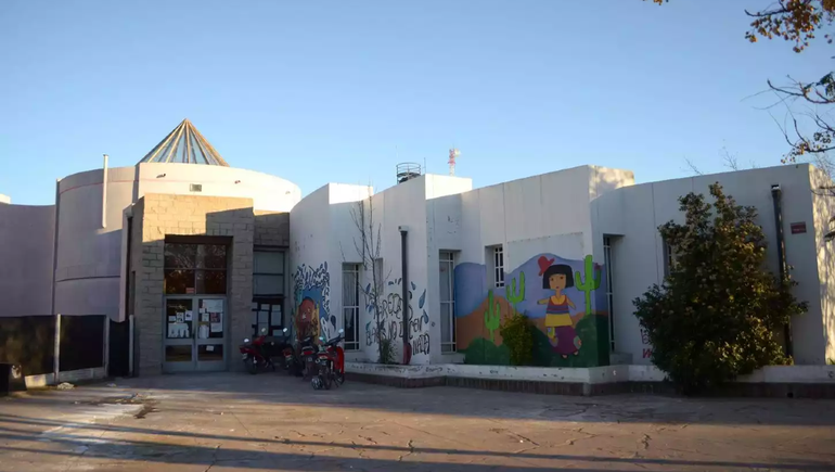 Amenazó a una preceptora porque mandaron a su hijo a limpiar