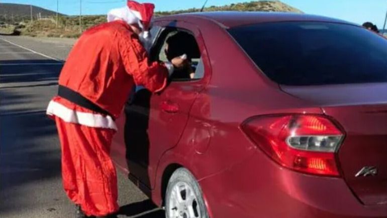 Papá Noel salió a controlar automovilistas en Santa Cruz.