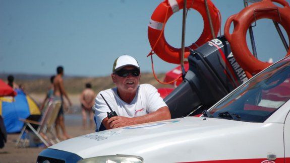 Tito comenzó a ir a la playa cuando era muy chico. Hoy conoce Las Grutas mejor que nadie.