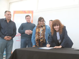 Firma del acuerdo entre la Municipalidad de Neuquén y la UNCo para el diseño de una sala de elaboración de cosméticos naturales.