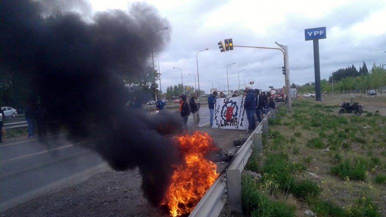 Empleados de la Papelera Molarsa reclaman al costado de la ruta 7