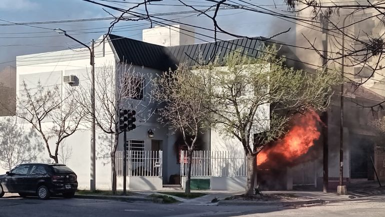 Arreglaba un auto y se desató un voraz incendio en su casa
