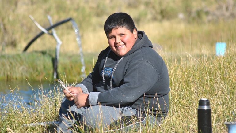 Juan Cruz Painemilla, de pequeño ya es sun experto criador de truchas. Juan Cruz Painemilla, de pequeño ya es sun experto criador de truchas.