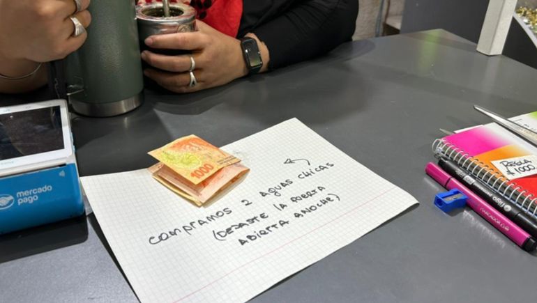 Los clientes dejaron en el kiosco de Puerto Madryn la plata de las dos aguas que se llevaron y una nota para la dueña que se olvidó de cerrar la puerta. 