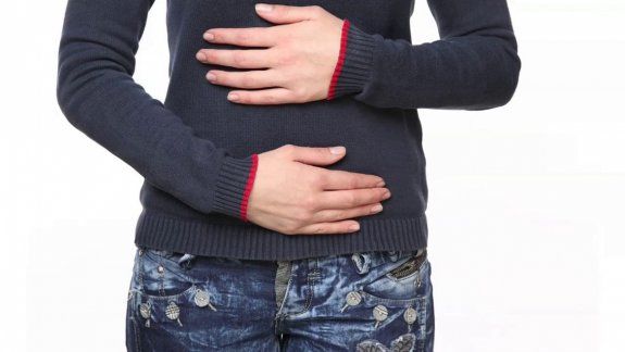 Los síntomas del intestino irritable son los siguientes: dolores abdominales e hinchazón o alteraciones frecuentes de la función intestinal, como por ejemplo diarrea o constipación.