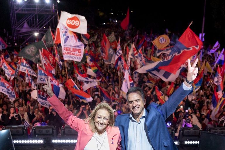 Yamandú Orsi, del Frente Amplio, con su compañera de fórmula, Carolina Cosse.