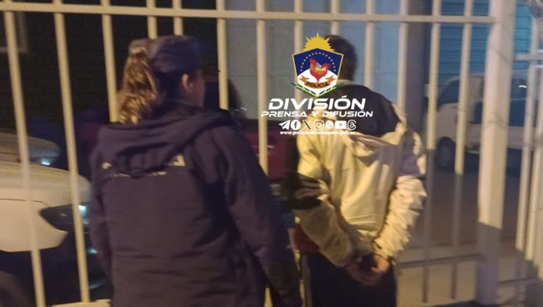 El sospechoso por el robo fue demorado en la vereda de la concesionaria.