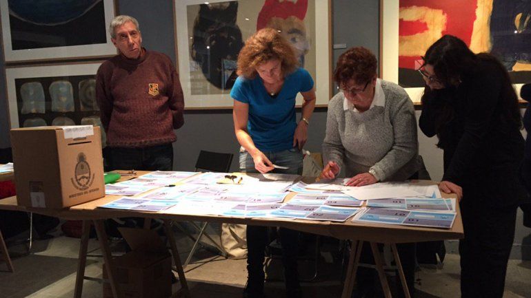 El ballotage comenzó en el exterior con argentinos votando en embajadas y consulados