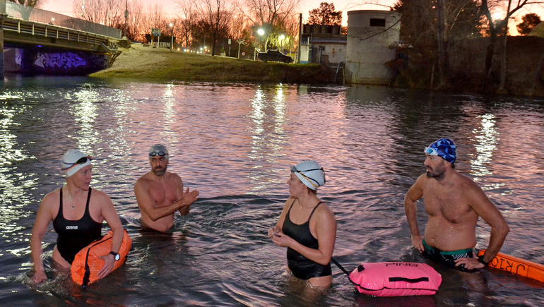 Los neuquinos que se preparan para desafiar a las aguas frías del Glaciar Perito Moreno