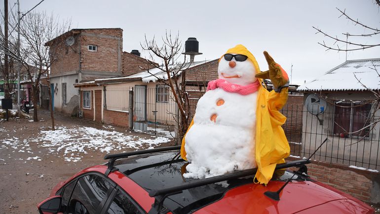 En foco: 31 fotos de un viernes blanco en Neuquén capital