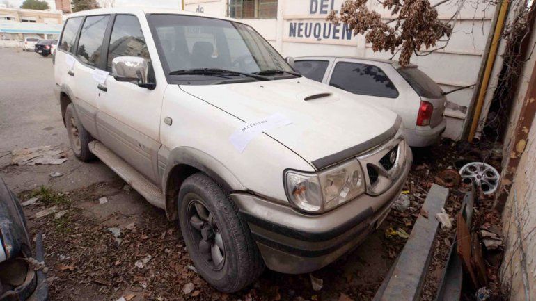 La Nissan blanca fue secuestrada y requisada por la Policía.