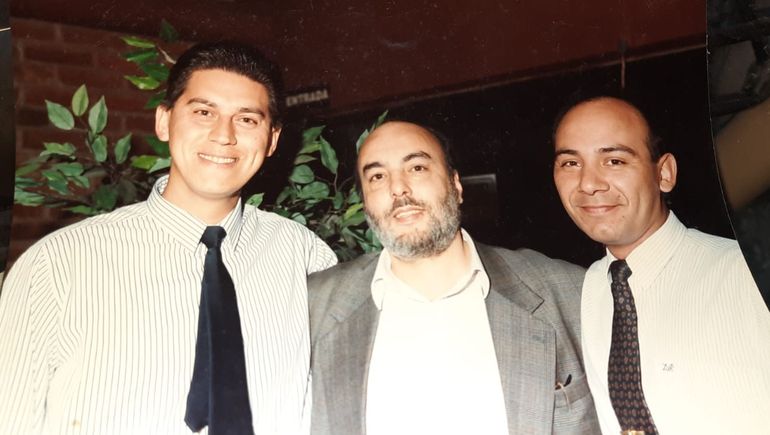 Ernesto Polo Paolinelli (en el centro), dueño de Diagonal 66, junto al personal de seguridad. Luego de apostar a las matiné, Polo decidió abrir un boliche para gente grande: en febrero de 1995 la disco abrió sus puertas y se volvió un fenómeno. 