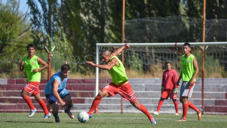 Berra estuvo presente en el amistoso que el Rojo le ganó a Centenario en La Chacra (foto). &nbsp;