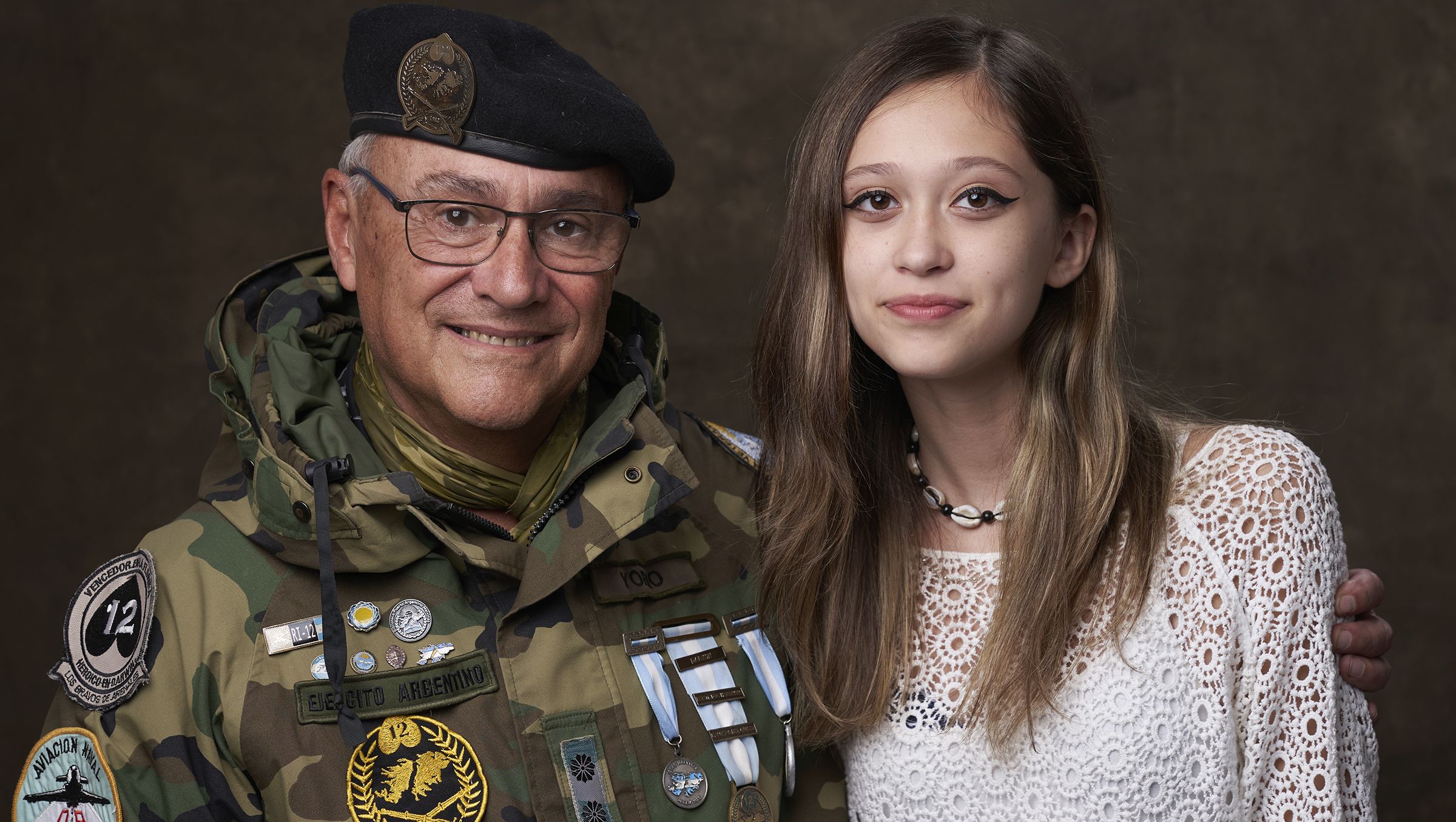 El veterano Juan Carlos Yorio e Irina, su entrevistadora en el documental Malvinas a través de tus ojos.