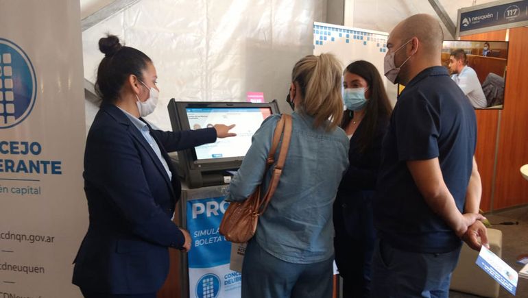 Fuerte interés en practicar el voto electrónico en la Feria