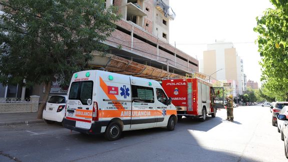 Estruendo y susto en pleno centro: un andamio se desplomó en una obra en construcción
