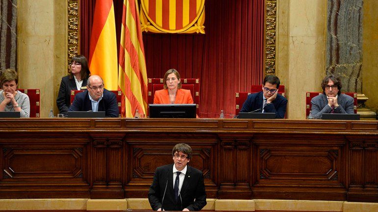 El gobierno catalán suspendió la independencia para dialogar