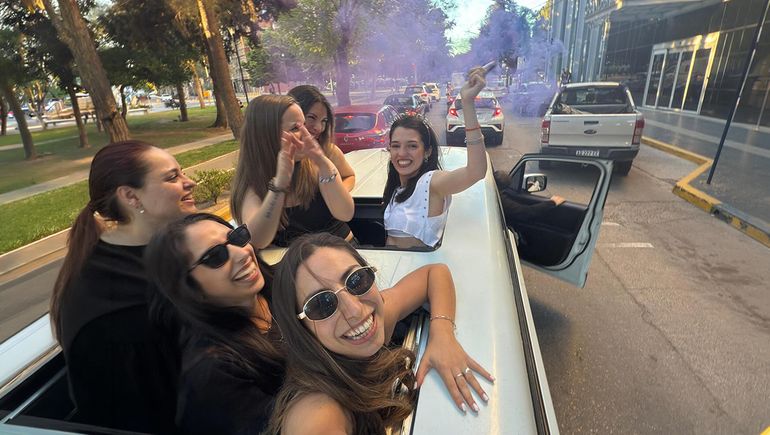 Las chicas son las que más contratan el servicio para celebrar sus 15 años, mientras que otra parte elige el lujoso auto para su despedida de soltera. Las chicas son las que más contratan el servicio para celebrar sus 15 años, mientras que otra parte elige el lujoso auto para su despedida de soltera.