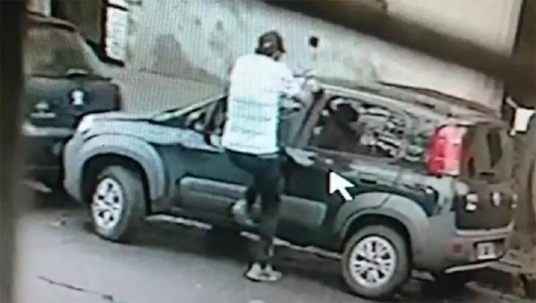 Video: dobló la puerta de un auto para robarse la batería