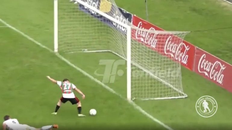 Mano a milímetros del gol: el blooper patagónico que recorre el mundo