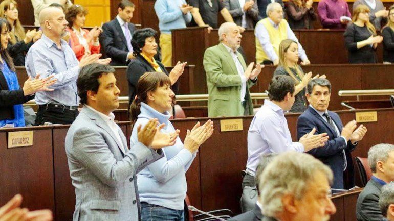 Los legisladores respaldaron al gobernador