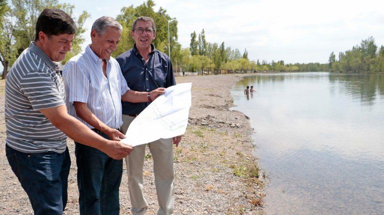 Un distendido y sonriente Quiroga saca pecho con los planos de las obras.