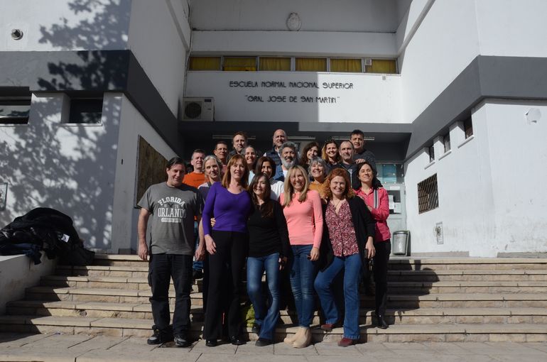 En las puertas del Colegio San Martín se volvieron a reunir 37 años después de su egreso. En las puertas del Colegio San Martín se volvieron a reunir 37 años después de su egreso.