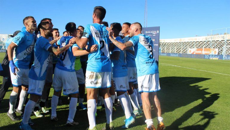 Vibrante partido en Cutral Co cerró con un golazo de chilena