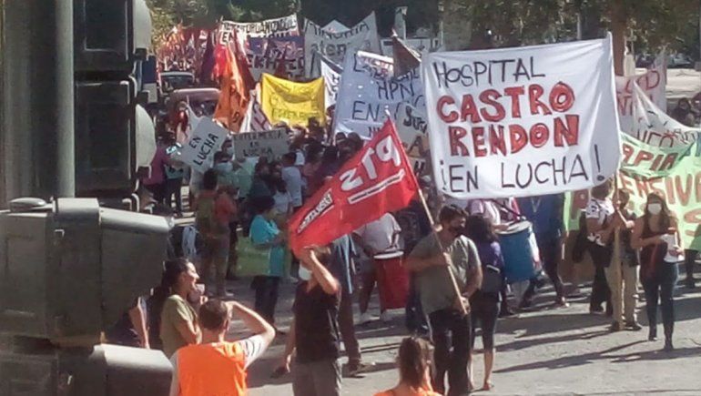 Trabajadores de Salud marchan por el centro de la ciudad