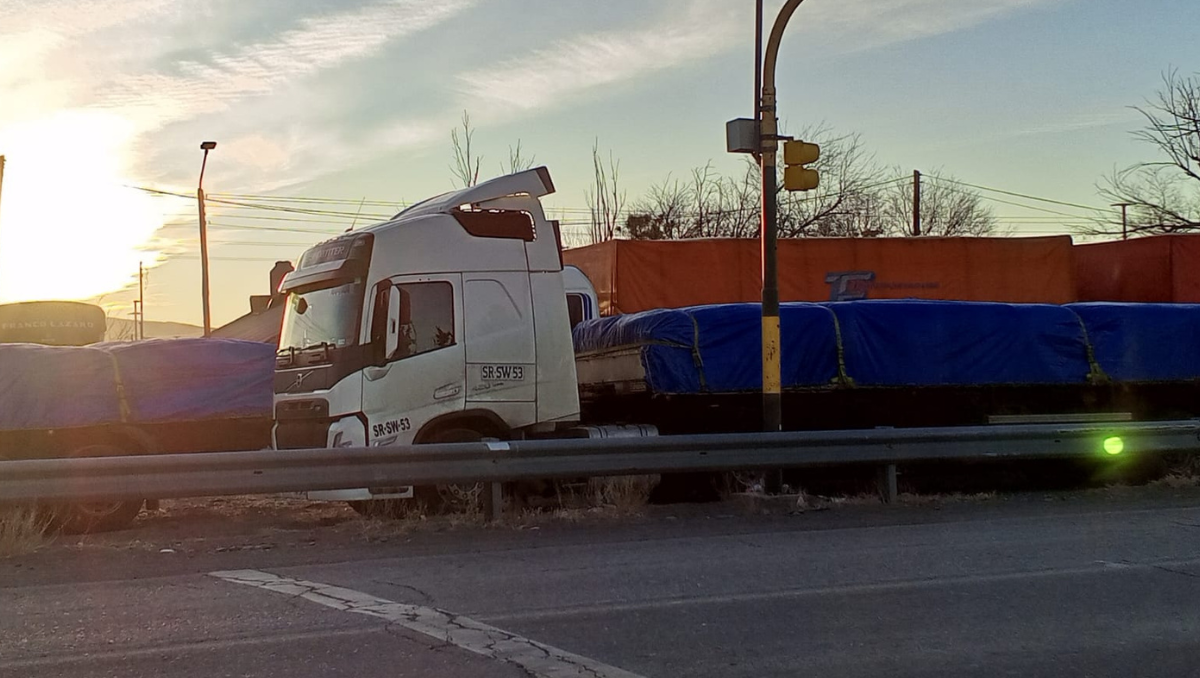200 camiones se alojan en Las Lajas, mientras que 50 están varados en Zapala por el cierre de Pino Hachado.