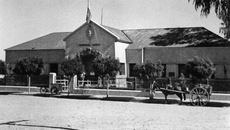 Carretas y caballos en el frente del hospital. Una postal de mediados del siglo pasado.