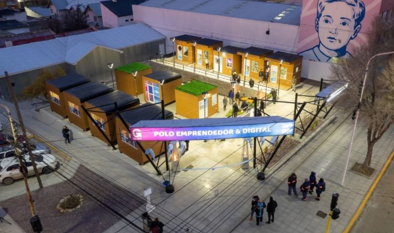 El Polo de Emprendedores de Río Gallegos abrió en junio de 2023, en Córdoba y avenida Kirchner. El Polo de Emprendedores de Río Gallegos abrió en junio de 2023, en Córdoba y avenida Kirchner.