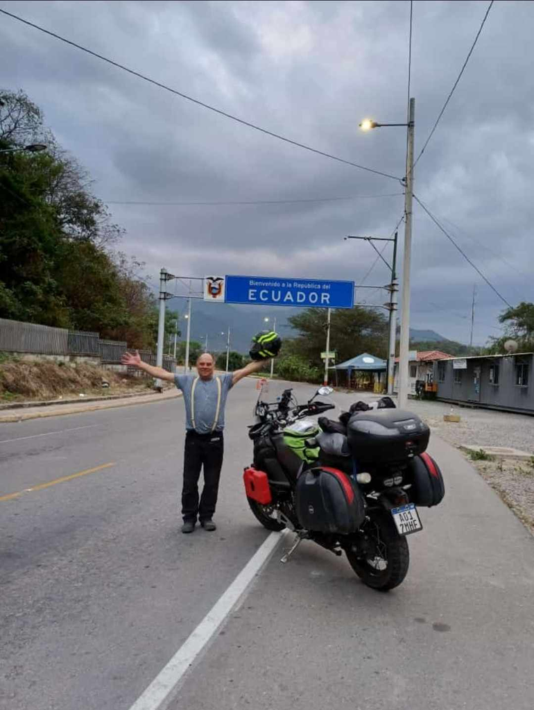 Quién es el cipoleño aventurero que ya llegó en moto a Ecuador