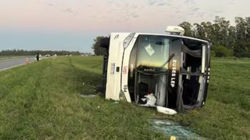 volco un micro y mas de 50 pasajeros resultaron heridos: la sospecha sobre el accidente volco un micro y mas de 50 pasajeros resultaron heridos: la sospecha sobre el accidente