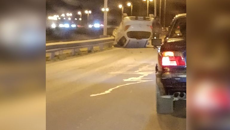 Vuelco en Ruta 7 donde una persona debiio ser trasladada al hospital de Centenario.