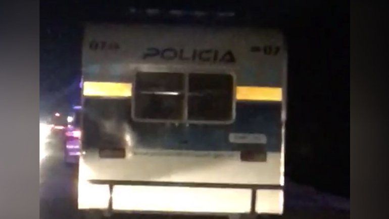 ¿Habrá recibido una multa? Móvil policial tiraba casilla sin luces traseras